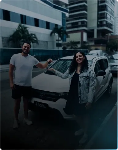 Beatriz Brito recebendo o carro na Malini